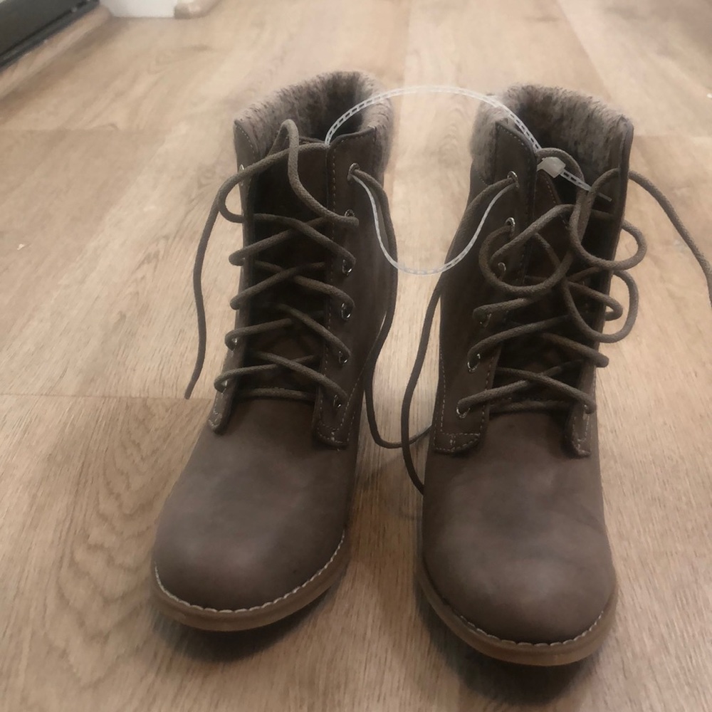 NWT Tan Leather Lace Up Boots